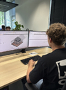 Jongen achter computer met Revit programma
